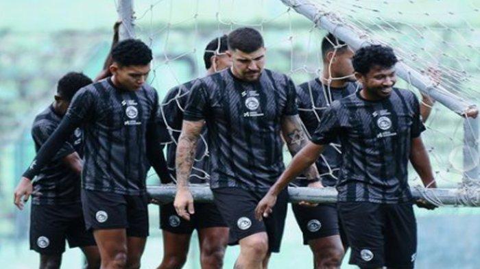 ILUSTRASI - Tim Arema FC diliburkan selama tiga hari untuk merayakan Idul Fitri 1445 H dan aka langsung menjalani latihan kembali di H+1 Lebaran untuk menghadapi PSS Sleman di Pena 31 Liga 1 2023/2024