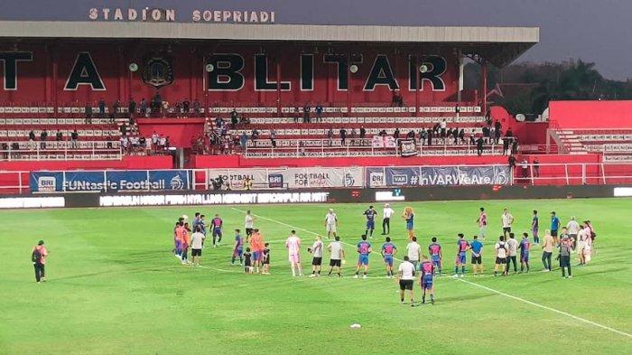 Para pemain Arema FC beserta pelatih dan official tim saat berdiri di tengah lapangan Stadion soepriadi Blitar seusai pertandingan menghadapi PSBS Biak pada (21/12/2024). Pelatih Arema FC Ze Gomes berharap Aremania dapat kembali memenuhi stadion saat menghadapi Bali United pada (3/2/2025).