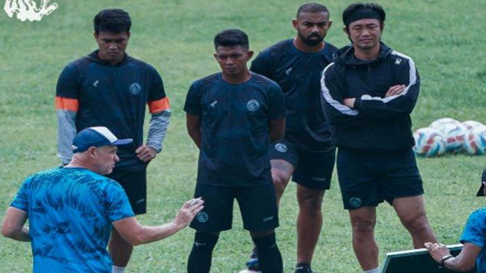 Pelatih Arema FC,Joel Cornelli saat memberikan instruksi kepada para pemain ketika menjalani latihan di Stadion Gajayana Malang sebelum ke Surabaya pada 5 Desember 2024