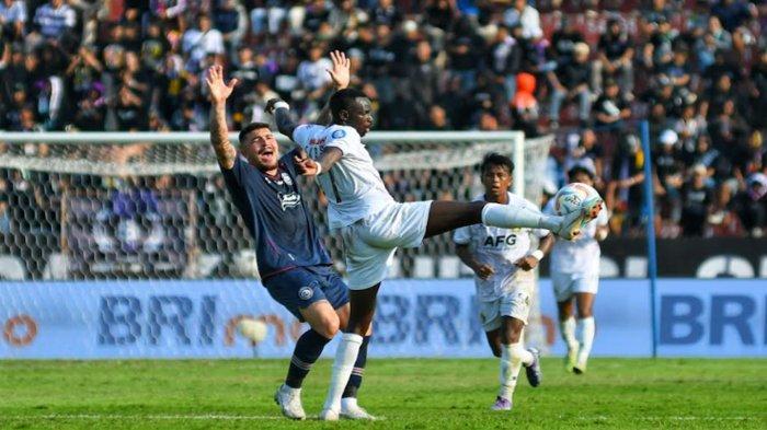 Pemain Persik Flavio De Silva (kanan) berebut bola udara dengan pesepakbola Arema FC Charles Raphael De Almeida (kiri) dalam laga lanjutan Liga 1 2023 - 2024 di Stadion Brawijaya, Kediri, Jawa Timur, Sabtu (15/7/2023). Tim Singo Edan akan hadapi jadwal melawan Bali United di Pekan 4 ini