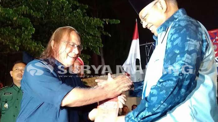 Rendra Kresna menyerahkan buku Buka -bukaan Arema pada Ovan Tobing sebagai simbolis pekuncuran buku yang khusus dibuat untuk HUT Arema itu