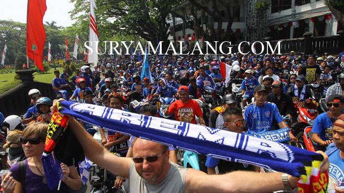Ribuan Aremania menggelar konvoi keliling kota merayakan HUT Arema ke-28 saat melintas di Jalan Tugu, Kota Malang, Selasa (11/8/2015). Konvoi ini menyebabkan kemacetan di sejumlah titik di Kota Malang.