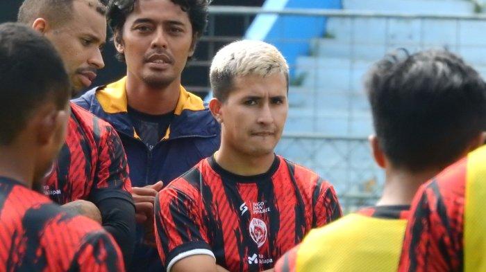 Ariel Lucero saat mengikuti latihan rutin bersama Arema FC di Stadion Gajayana pada Selasa (27/6/2023).