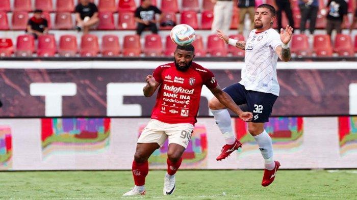 Posisi Arema FC tak bergerak di peringkat 16 klasemen sementara Liga 1 karena gagal mendapatkan tambahan poin.Arema FC kalah dari Bali United dengan skor 3-2 sore ini, Senin (4/12/2023)
