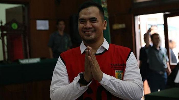 Saipul Jamil hendak menghadapi persidangan di Pengadilan Negeri Jakarta Utara, Jakarta, Selasa (14/06/2016). Saipul Jamil dinyatakan terbukti bersalah atas kasus pencabulan anak di bawah umur dengan jenis kelamin yang sama dan divonis hukuman pidana penjara selama 3 tahun.