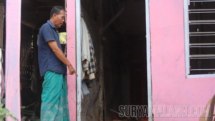 Kusyairi menunjukkan tempat bom yang diduga bondet sebelum meledak di depan pintu masuk rumahnya, Dusun Timur, Desa Nyalabu Daja Kecamatan Pamekasan, Kabupaten Pamekasan, Madura.