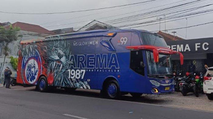 Bus Arema FC resmi dihibahkan. Juragan 99 penuhi janji memberikan bus bagi klub Arema FCCorp, Sidiq Wijanarko (kiri) kepada General Manajer Arema FC, Yusrinal Fitriandi di kantor Arema FC pada Selasa (4/7/2023).
