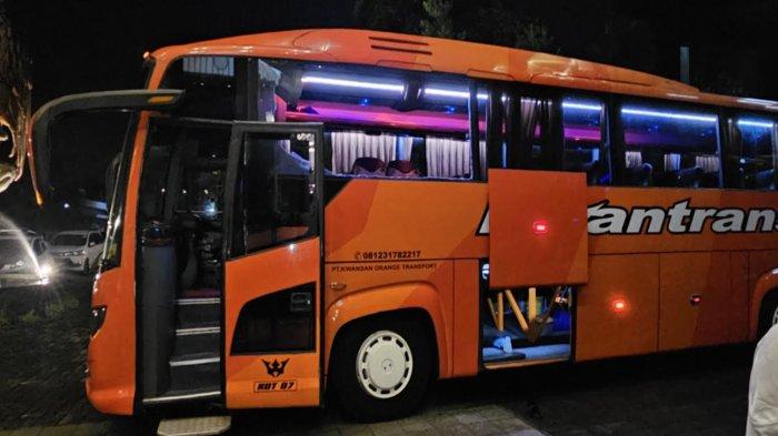 PECAH: Kondisi bus yang ditumpangi tim Persik Kediri usai dilempar batu pascapertadingan melawan Arema FC, kemarin Minggu (11/5/2025). Polisi periksa tiga orang saksi untuk menemukan oknum pelempar batu.