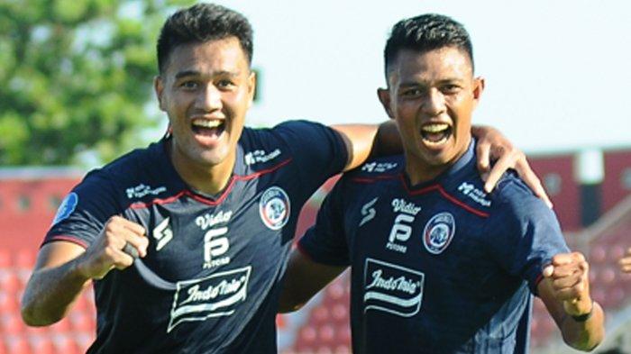 M Rafli dan Dedik Setiawan merayakan gol untuk kemenangan perdana Arema FC di Liga 1 2023-2024 dalam laga melawan Persikabo 1973, Senin (28/8/2023). Singo Edan butuh 10 Pekan atau 10 perrtandingan untuk bisa mendapat kemenangan perdana musim ini