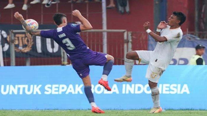 Striker Arema FC Dedik Setiawan (putih) saat terlibat duel dengan pemain Persik Kediri saat kedua tim bertemu di Pekan 15 Liga 1 2024/2025 di Stadion Brawijaya Kediri pada senin (16/12/2024).