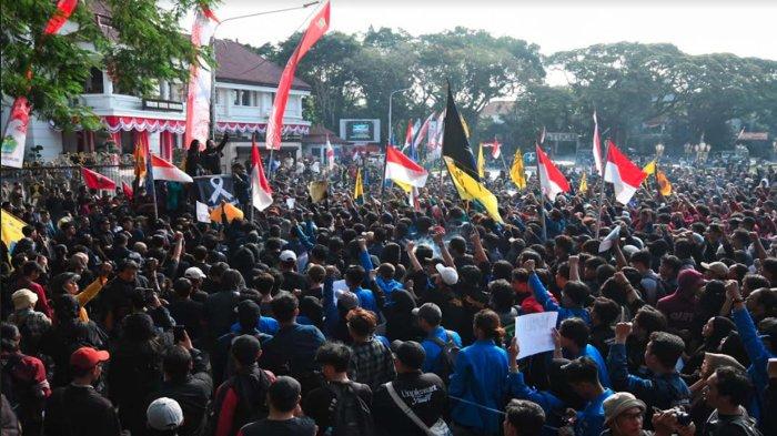 Massa aksi dari Mahasiswa memadati kawasan Balai Kota Malang Jawa Timur, Jumat (23/8/2024). Aksi tersebut sebagai bentuk penolakan terhadap revisi Undang-Undang Pemilihan Kepala Daerah (UU Pilkada) yang dianggap sebagai ancaman terhadap demokrasi. Demo tersebut juga bagian dari gerakan 'peringatan darurat Indonesia'
