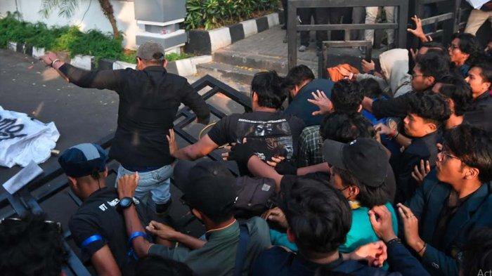 Massa aksi mahasiswa 'Kawal Putusan MK tentang UU Pilkada' menjebol pintu gerbang Gedung DPRD Kota Malang, Jawa Timur, Jumat (23/8/2024).