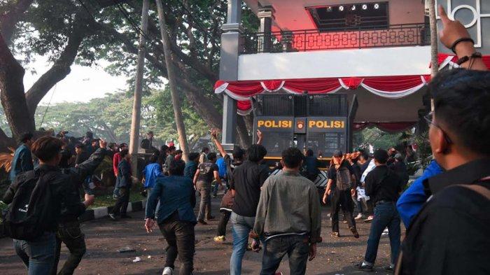 Massa aksi mahasiswa Malang ricuh didepan Gedung DPRD Kota Malang, Jawa Timur, Jumat (23/8/2024). Aksi tersebut sebagai bentuk penolakan terhadap revisi Undang-Undang Pemilihan Kepala Daerah (UU Pilkada) yang dianggap sebagai ancaman terhadap demokrasi. Demo tersebut juga bagian dari gerakan 'peringatan darurat Indonesia'