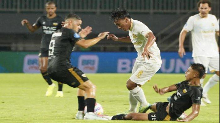 Gelandang Arema FC, Arkhan Fikri saat dikepung pemain Dewa United saat kedua tim bertemu di pekan 18 Liga 1 2024/2025 pada Sabtu (11/1/2025).