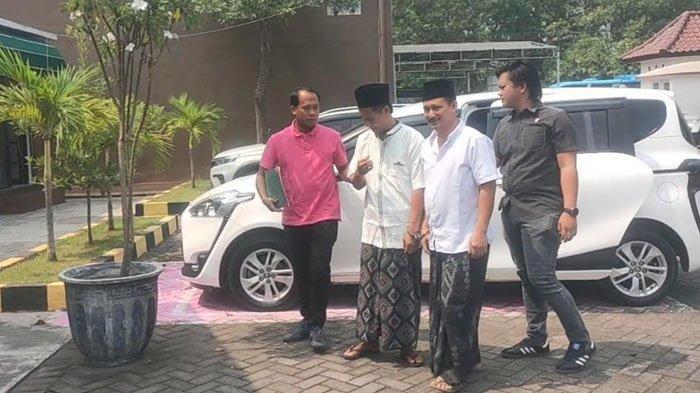 Penyidik Unit Pidana Umum Satreskrim Polres Bangkalan melimpahkan berkas perkara carok berikut barang bukti serta dua tersangka berstatus kakak adik, Hasan Basri dan Wardi ke Kejaksaan Negeri Bangkalan, Rabu (8/5/2024).