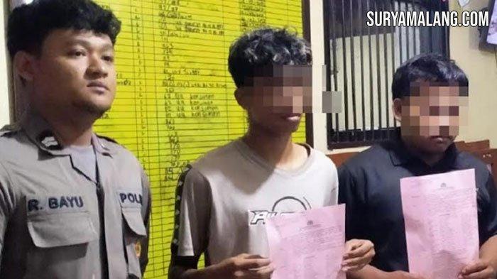 dua tukang pencak memukulkan balok kayu pada remaja 17 tahun di Pantai Sine, Desa Kalibatur Kecamatan Kalidawir, Tulungagung.
Personel Satreskrim Polres Tulungagung kemudian menangkap dua anggota perguruan pencak silat berinisial FF (20) dan DS (19), keduanya warga Desa Kalibatur Kecamatan Kalidawir.