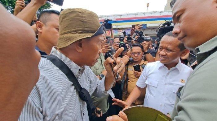 BAHLIL TINJAU LOKASI - Warga bertemu Menteri Energi dan Sumber Daya Mineral atau ESDM RI, Bahlil Lahadalia di Jalan Palem Raya, Kecamatan Cibodas, Kota Tangerang, Provinsi Banten, pada Selasa (4/2/2025).