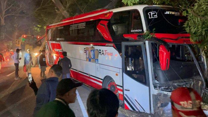 Proses evakuasi bus pariwisata yang terlibat kecelakaan maut di dekat Sekolah Al Kitab Kota Batu Jalan Ir Soekarno Beji , Rabu (8/1/2025) malam