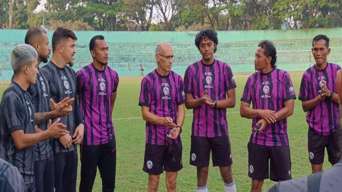 Tim Arema FC saat menjalani latihan di stadion Gajayana Malang pada Rabu (23/8/2023). Pelatih baru Fernando Valente langsung pimpin latihan sesaat setelah diperkenalkan secara resmi