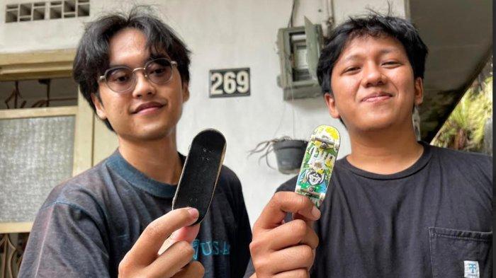 FINGER BOARD - Komunitas Fingerboard Malang saat bermain Fingerboard di Oundhaus Caffe Malang, Jumat (9/5/2025). Racikan fingerboard harganya bisa mencapai Rp 3 juta
