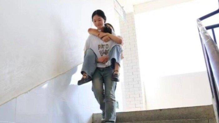 Kisah gadis 13 tahun yang rela delapan tahun menggendong temannya yang difabel dari rumahnya ke sekolah, kini dapat support dari banyak teman.