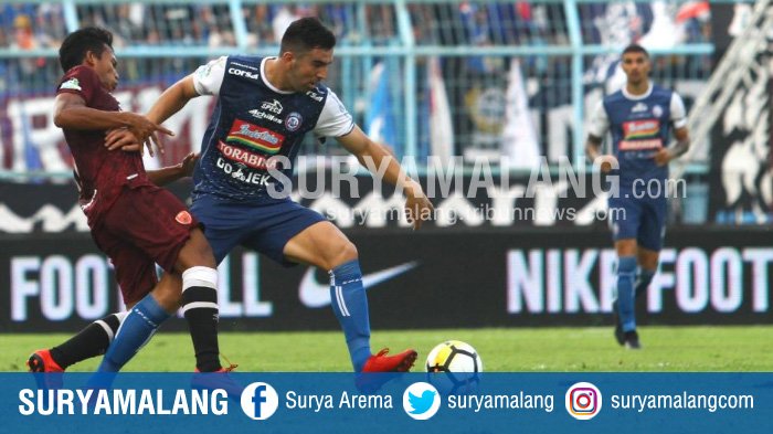 Gelandang Arema FC, Ahmet Atayev, berebut bola dengan striker PSM Makassar, M Rahmat, dalam lanjutan Liga 1 di Stadion Kanjuruhan Kepanjen, Kabupaten Malang, Minggu (13/5/2018).