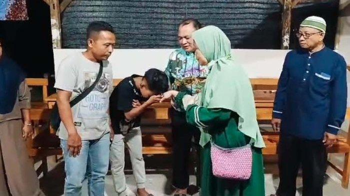 Penyelesaian penganiayaan yang menimpa SMPN 1 Kembangbahu, guru E didampingi suami disaksikan Kadindik dan tokoh masyarakat bertandang ke rumah korban, Selasa malam (24/9/2024)
