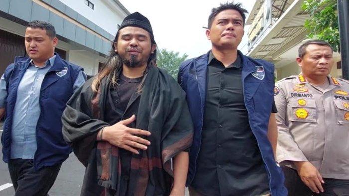 Gus Samsudin (dua dari kiri) Saat digelandang ke Gedung Ditreskrimsus Mapolda Jatim, Kamis (29/2/2024). Gus Samsudin sudah ditetapkan sebagai tersangka dalam kasus video tukar pasangan yang viral