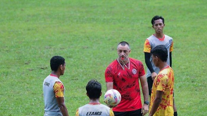 Pelatih baru Arema FC Ze Gomes memimpin latihan perdana di Stadion Gajayana, Minggu (5/1/2024) sore. Jadwal Arema FC putaran 2 padat, melawan tim kuat Persib Bandung, Bali United dan tim papan tengah Dewa United dan Borneo FC.