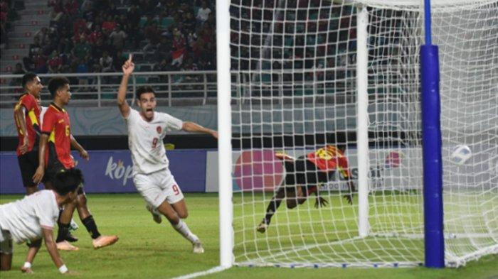 Jens Raven merayakan golnya ke gawang Timor Leste, Selasa (23/7/2024). Pemain keturunan ini sudah mencetak dwi gol di babak pertama dari skor sementara 3-1 , Timnas Indonesia U-19 unggul atas Timor Leste