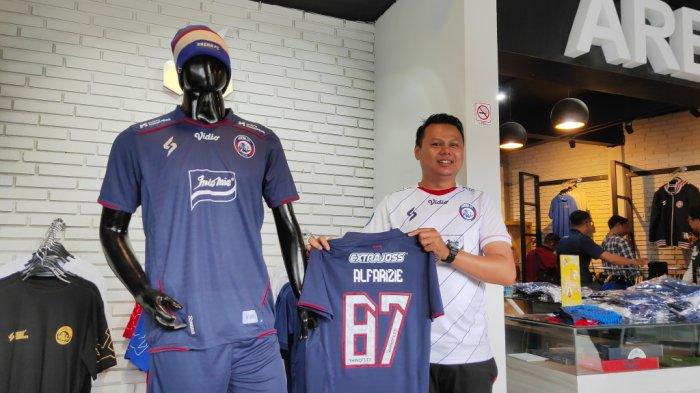 Jersey home Arema FC musim 2023-2024
