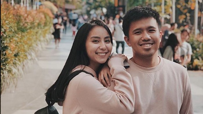 Joshua Suherman dan kekasih barunya
