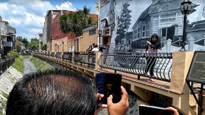 Sejumlah wisatawan berswafoto di Kampung Heritage Kayutangan, Kota Malang, Senin (16/9/2024).