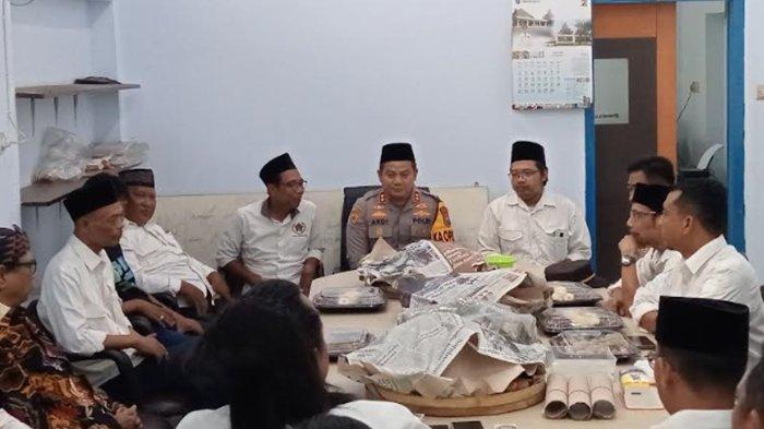KASUS PENGEROYOKAN PEMUDA - Kapolres Jombang Ardi Kurniawan menghadiri agenda Hari Pers Nasional (HPN) di Kantor Persatuan Wartawan Indonesia (PWI) Kabupaten Jombang pada Selasa (11/2/2025). Pihak kepolisian menyebut ada kabar baik dalam perburuan para terduga pelaku