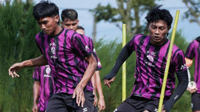 Kapten tim Arema FC Johan Alfarizi dalam latihan tim