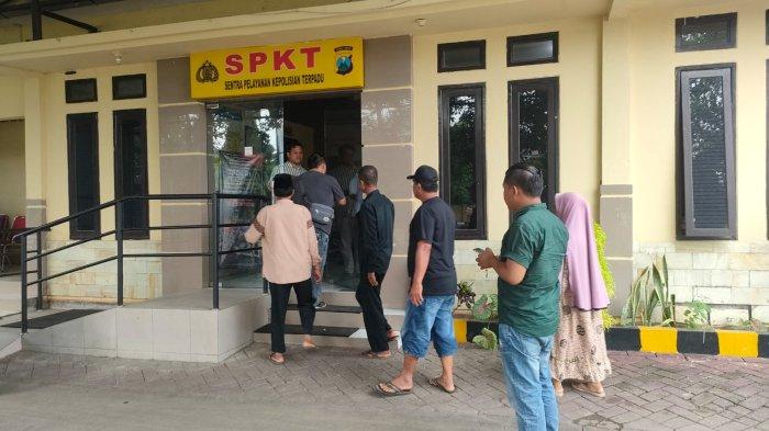 Lima petani Desa Banyuanyar Tengah, Kecamatan Banyuanyar, Kabupaten Probolinggo saat melaporkan dugaan kasus pidana pemalsuan dokumen dan perbankan ke Unit Tindak Pidana Tertentu (Tipidter) Satreskrim Polres Probolinggo, Selasa (9/1/2024).