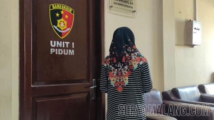 Korban HM (18) saat melaporkan dugaan kasus rudapaksa yang dilakukan guru ngajinya ke Mapolres Probolinggo, Jumat (16/2/2024).