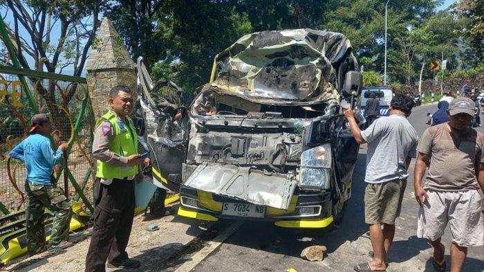 Kendaraan Elf bermuatan wisatawan asal Kota Surabaya yang mengalami kecelakaan di jalur Bromo, pada Sabtu (17/8/2024).