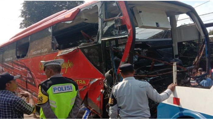 Truk derek saat mengevakuasi bus Sinar Dempo yang mengalami kecelakaan di Jalan Raya Klampok RT 2 RW 4 Kelurahan Klampok Kecamatan Singosari Kabupaten Malang, Rabu (20/3/2024)