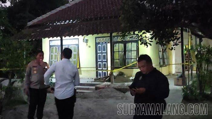 Garis polisi terpasang di lokasi temuan kerangka manusia yang terkubur di kamar rumah, Desa Bacem, Kecamatan Ponggok, Kabupaten Blitar, Selasa (21/11/2023).