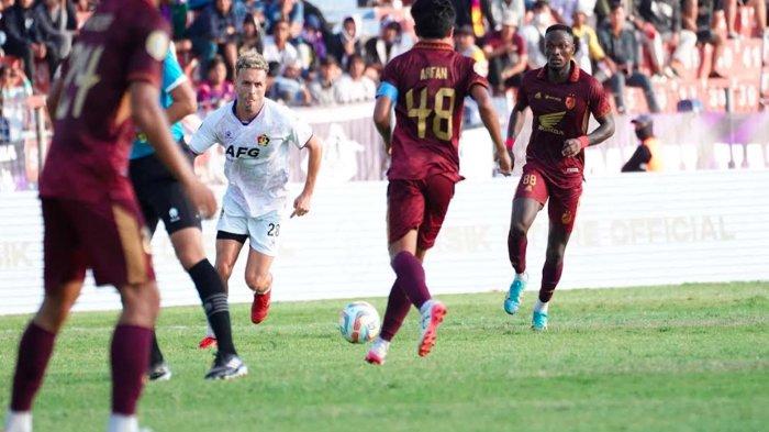 Pemain Persik Ze valente di Laga pekan ke-23 antara Persik Kediri vs PSM Makassar yang berlangsung di Stadion Brawijaya Kediri, Senin (18/12/2023) berakhir imbang 1-1