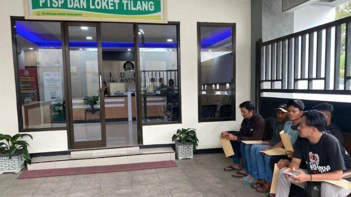 KORBAN KUR PERBANKAN - Kuasa hukum korban KUR perbankan pelat merah di Bondowoso saat mendampingi enam orang korban yang melapor ke Kejaksaan Negeri pada Rabu (12/2/2025). (SURYAMALANG.COM/SINCA ARI PANGISTU)