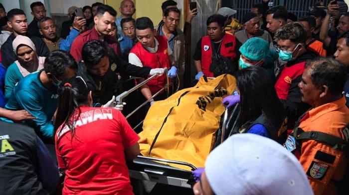 Sejumlah relawan dan petugas kesehatan mengangkat jenazah untuk dibawa ke rumah duka saat laka maut di wilayah Taman Nasional Bromo Tengger Semeru (TNBTS) di wilayah Jarak Ijo, Kecamatan Poncokusumo, Kabupaten Malang di rumah sakit Sumber Sentosa, Senin (13/5/2024) malam.