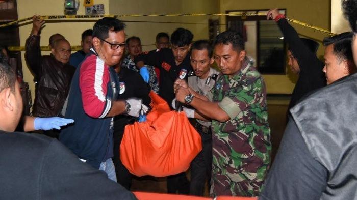 Jajaran Polres Malang dibantu TNI mengevakuasi jenazah korban diduga perampokam dan pembunuhan di Desa Mangliawan, Kecamatan Pakis, Kabupaten Malang, Jumat (22/3/2024).