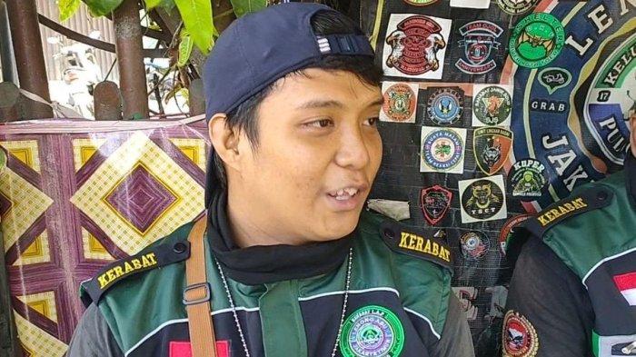 ky (23), pengemudi ojek online (ojol) yang terpaksa menurunkan penumpang di flyover Klender