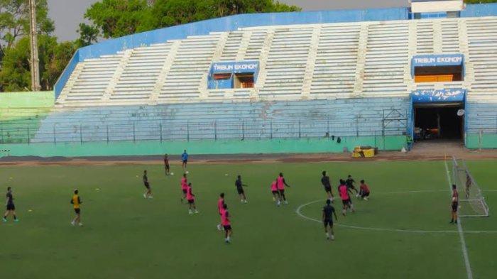 Pemain Arema FC saat menjalani latihan di stadion Gajayana Malang, Selasa (10/10/2023)