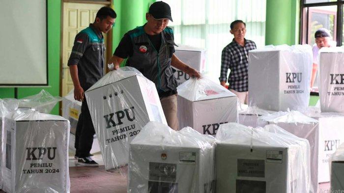 Petugas Panitia Pemilihan Kecamatan (PPK) melakukan pengumpulan kembali logistik Pemilu 2024 usai pemungutan suara di Kantor Kecamatan Klojen, Kota Malang, Jawa Timur, Kamis (15/2/2024).