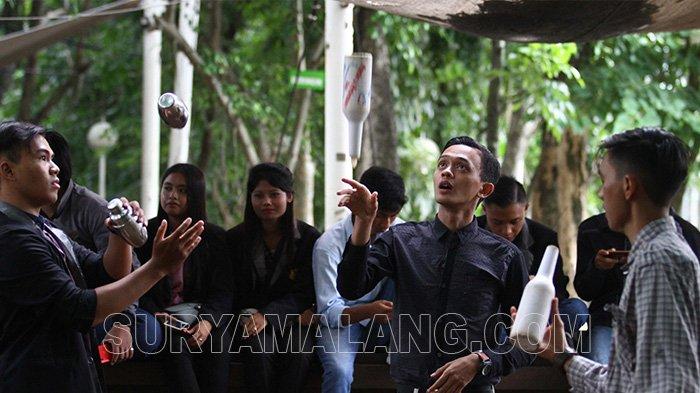 LATIHAN BARTENDER - Mahasiswa Royal Ocean International berlatih jugling botol minuman di Taman Kunang-kunang, Kota Malang, Kamis (17/1/2019). Latihan jugling botol minuman ini untuk melatih skill siswa dalam kelas Food & Beverage sekolah perkapalan dan perhotelan yang didirikan Wearnes Educational Center.