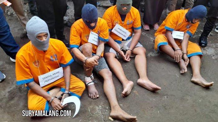 Satreskrim Polres Lumajang kembali menggelar rekonstruksi kasus komplotan pencurian sapi di Desa Krai, Kecamatan Yosowilangun, Kabupaten Lumajang, Jawa Timur, Selasa (19/3/2024