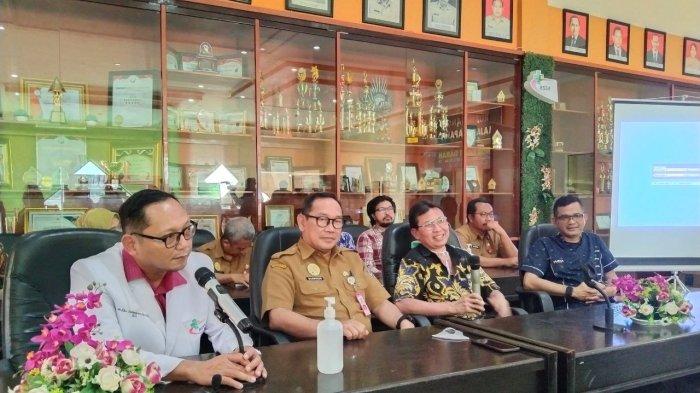 Manajemen dan tim dokter dari RS Saiful Anwar menggelar konferensi pers mengenai kondisi dua bayi kembar siam setelah tiga hari menjalani operasi.